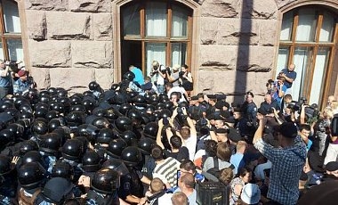 В столице здание Киевсовета брали штурмом