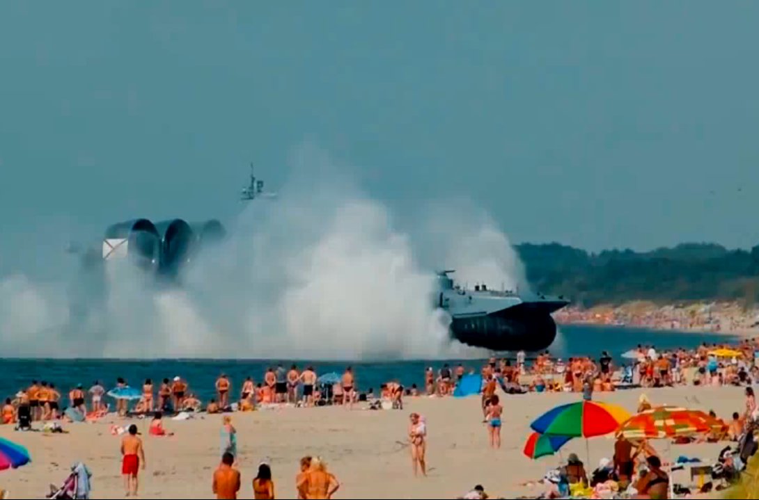 Видео дня: десантный корабль «Зубр» пришвартовался на пляже