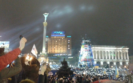 Полмиллиона украинцев в новогоднюю ночь спели гимн на Майдане