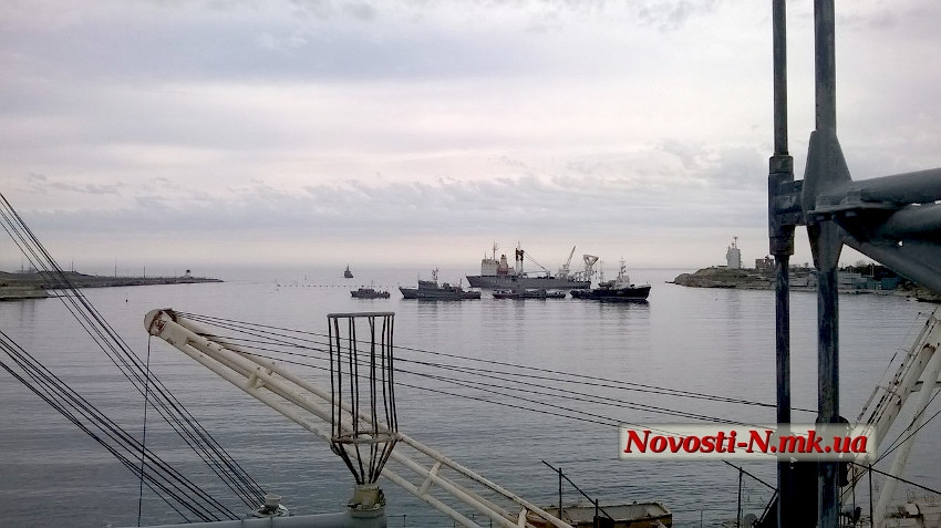 Блокаду Стрелецкой бухты в Севастополе усилили грузовым судном
