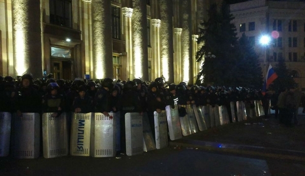В Харькове милиционеров оттеснили от здания ОГА