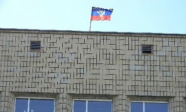 В Новоазовске и Красноармейске над горсоветами подняли флаги Донецкой республики