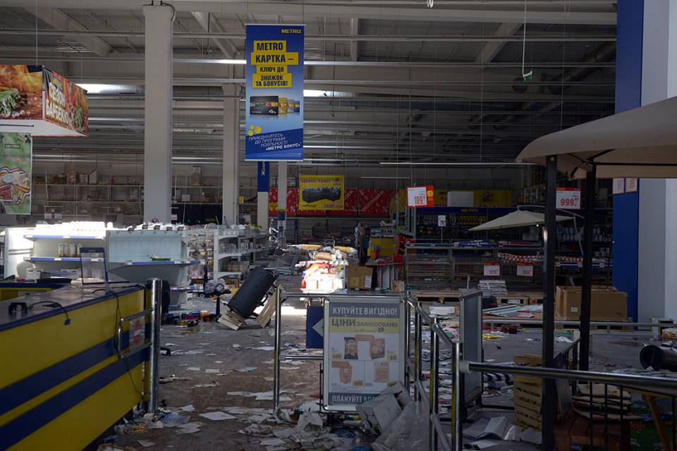 Как мародеры разворовывали супермаркет в Донецке