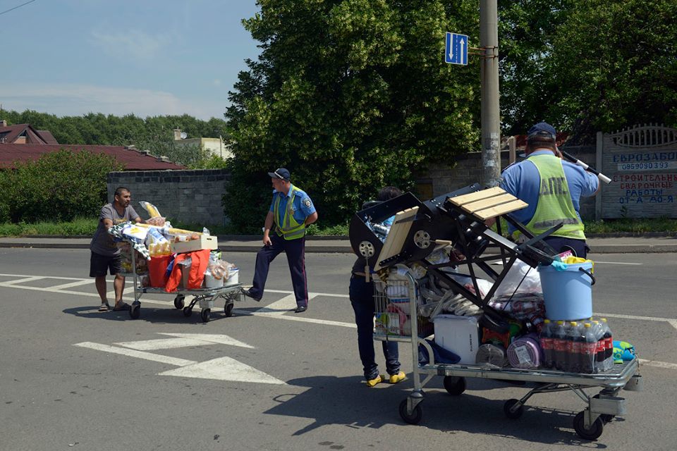 Как мародеры разворовывали супермаркет в Донецке