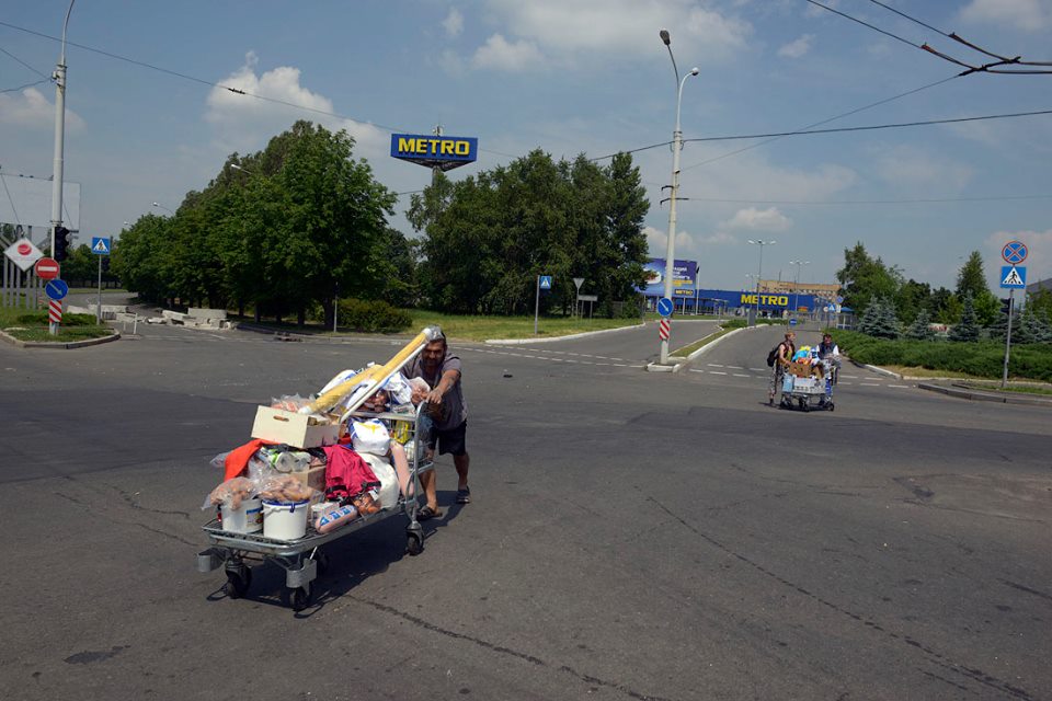 Как мародеры разворовывали супермаркет в Донецке