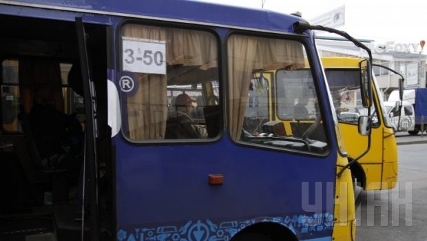 В Луганске осколки снаряда попали в маршрутку: двое погибших