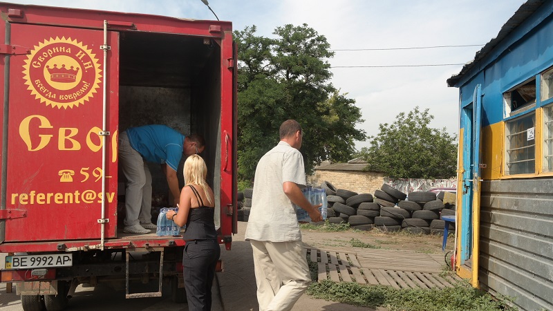 На блокпосту в Николаеве расцеловали директора фирмы \"Сворина\" за помощь   