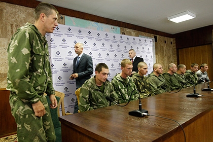 Украина передала задержанных десантников России