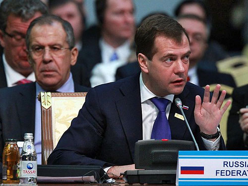 Медведев выглядел "бледно", но погрозил Западу