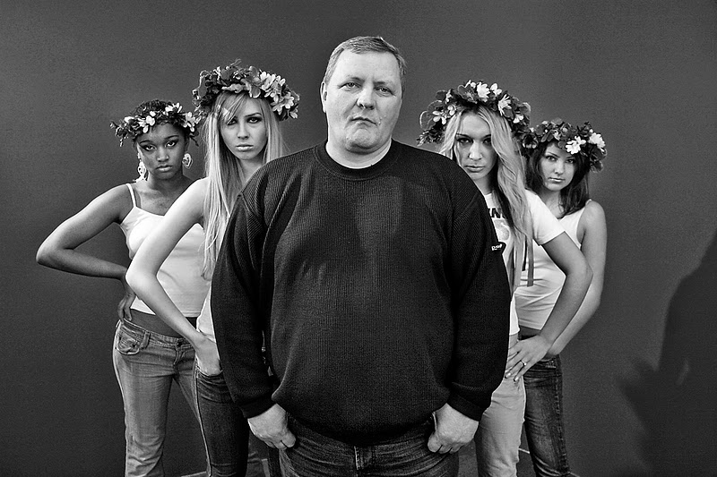 Игорь Гнат и активистки движения FEMEN