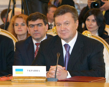 Янукович возвращает Украину в СНГ