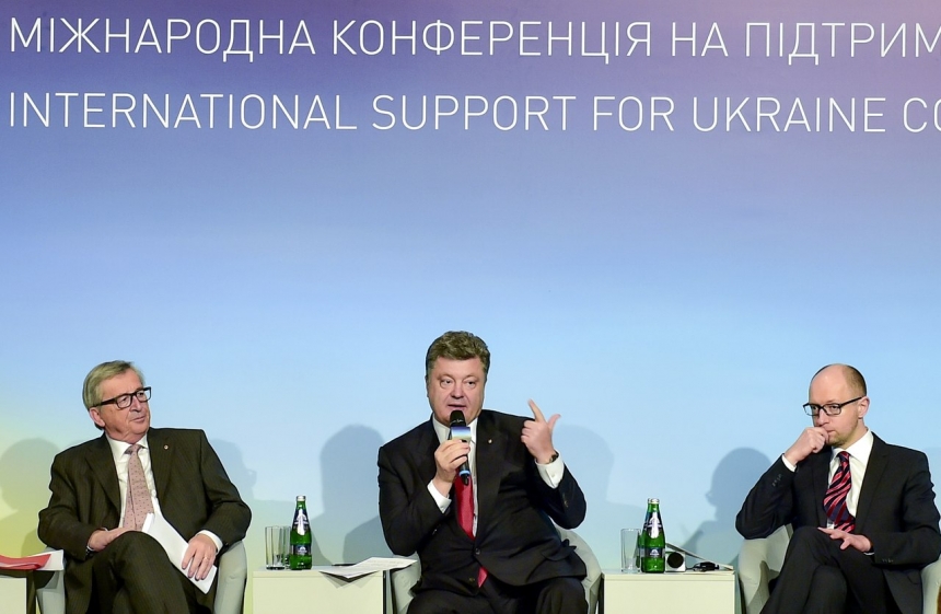 Порошенко: над Украиной до сих пор нависает угроза войны