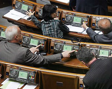 Депутатам подкладывают кнопки