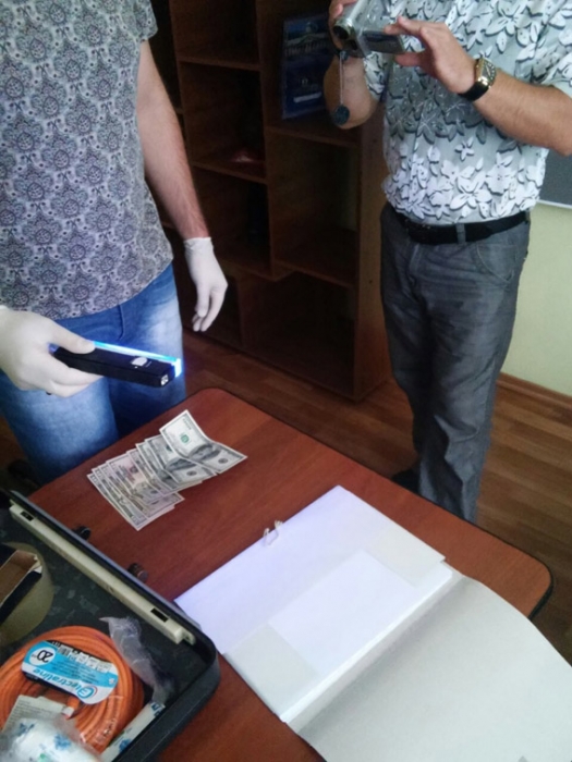 В Николаеве сотрудница университета получила взятку $600