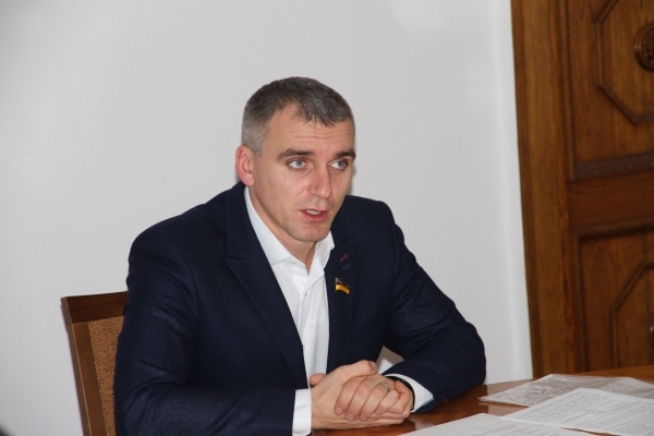 Сенкевич провел закрытую встречу с представителями фракций горсовета