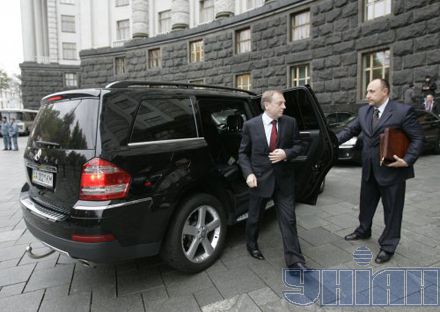 Mercedesзаявляет свои права на служебное авто Лавриновича