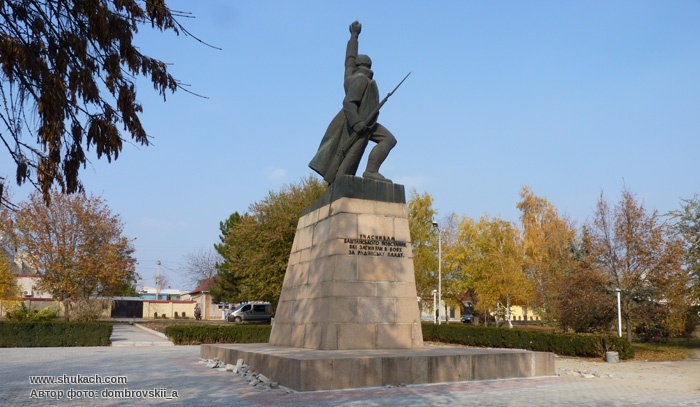 В Баштанке депутаты против сноса памятника и переименования улиц