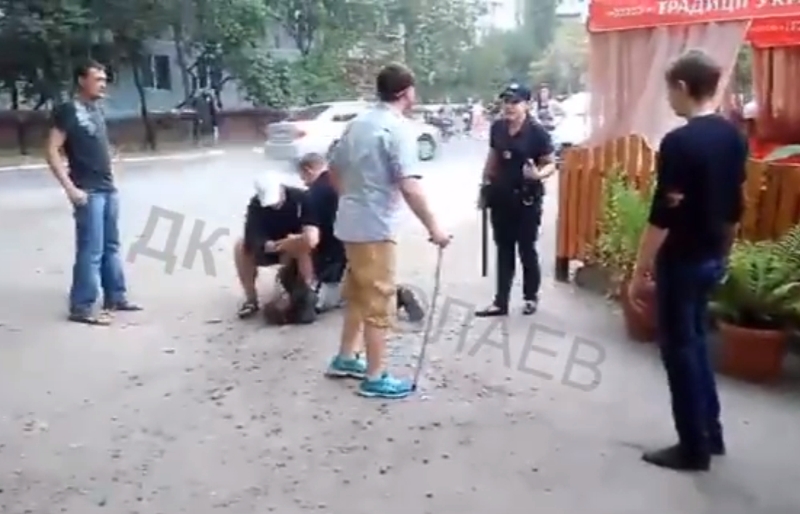 В Николаеве полицейские задержали дебоширов. ВИДЕО