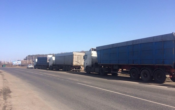 В Украине заблокировали десятки грузовиков с мусором из Львова