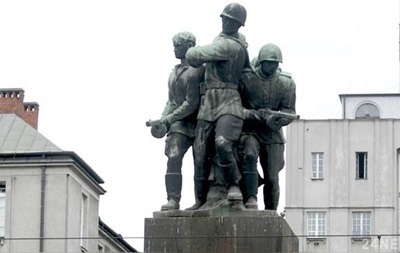Президент Польши подписал закон о сносе советских памятников