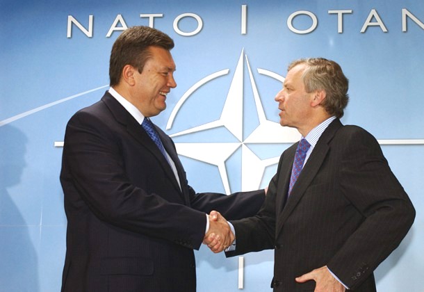 При Януковиче путь Украине в НАТО будет закрыт